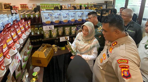 DIRESMIKAN: Usai gunting pita Rumah Kemas Batiwakkal, Bupati Berau Sri Juniarsih bersama Forkopimda masuk dan melihat berbagai macam oleh-oleh kemasan di Rumah Kemas.
