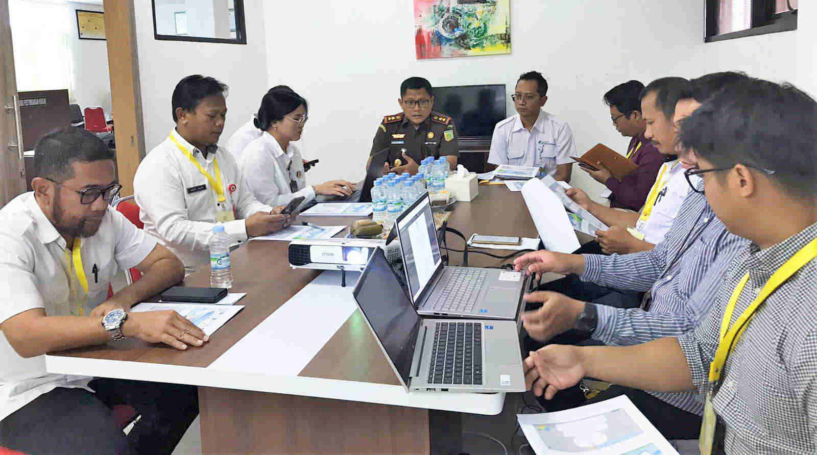 KOLABORASI: Kepala Kantor Cabang BPJS Ketenagakerjaan, Sonny Alonsye saat rakor bersama Kepala Kejaksaan Negeri Berau, Hari Wibowo dan stakeholder Pemkab Berau.