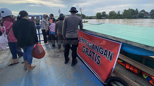 SUMBANGSIH BUPATI: Bupati Berau Sri Juniarsih, menyumbangkan dua buah kapal untuk angkutan penyeberangan masyarakat secara gratis, selama perbaikan Jembatan Sambaliung dilaksanakan.