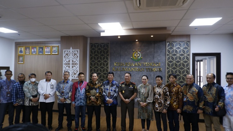 PLN UID Kaltimra bersama PLN Group menyambangi Kantor Kejaksaan Tinggi Kalimantan Timur untuk bersilaturahmi sekaligus berkoordinasi terkait progress layanan kelistrikan dalam menyambut IKN.