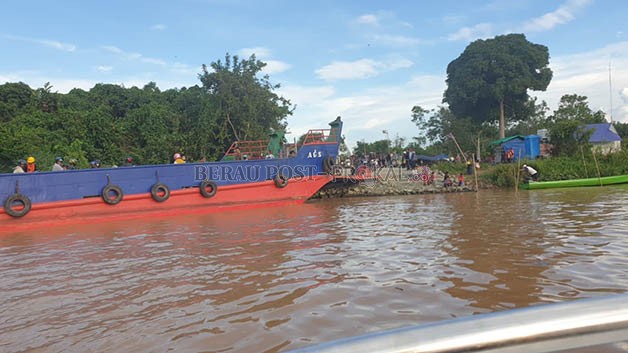 TAMBAH FASILITAS PENYEBERANGAN: Dermaga penyeberangan di Jalan Perjuangan disediakan Pemkab Berau, khusus untuk menyeberangkan pengguna kendaraan roda dua.