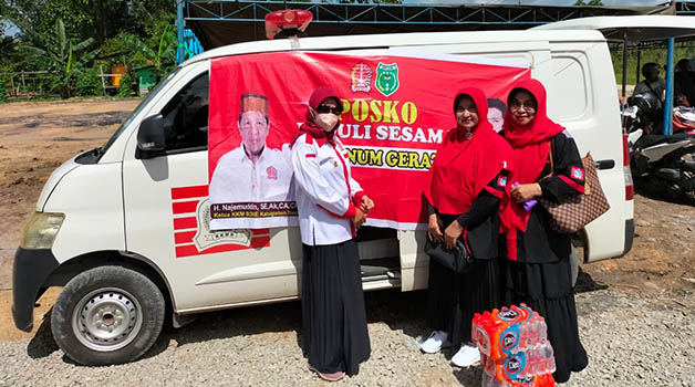 BERBAGI: Anggota KKM Bone saat berada di sekitar dermaga penyeberangan. Pihaknya telah menyiapkan air mineral bagi pengantre, bahkan juga menyiagakan ambulans bagi yang membutuhkan.