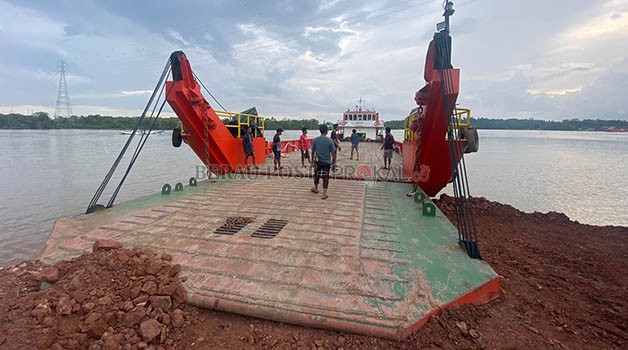 URAI KEPADATAN ANTREAN: Satu unit LCT yang disediakan pihak swasta, tiba di dermaga Kampung Maluang kemarin. Rencananya LCT tersebut akan melayani penyeberangan kendaraan dengan sistem berbayar.