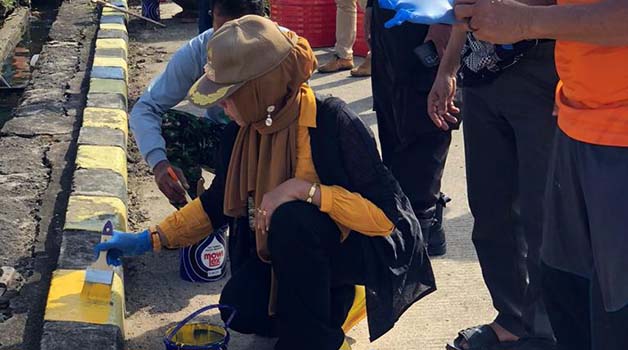 KERJA BAKTI: Camat Gunung Tabur Mardiatul Idalisah bersama masyarakat melakukan kerja bakti untuk menambah keindahan Gunung Tabur.