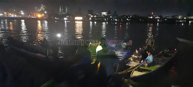 DIKELUHKAN WARGA: Suasana di dermaga penyeberangan Sambaliung dianggap minim penerangan.