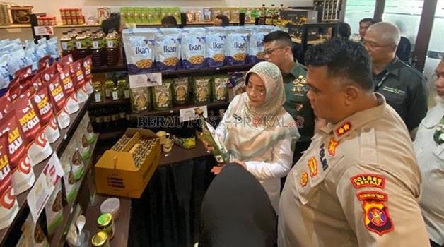 KEMBANGKAN UMKM: Bupati Berau Sri Juniarsih saat melihat produk UMKM Berau di Rumah Kemas Batiwakkal. Diskoperindag Berau terus berupaya meningkatkan produk kerajinan UMKM dan Mandiri di Berau.