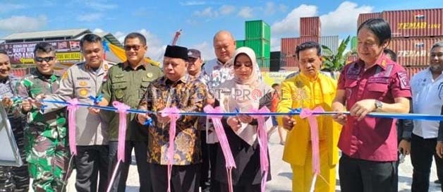 PERESMIAN: Bupati Berau Sri Juniarsih bersama Ketua DPRD Madri Pani, Kakanwil Kemenkumham Sofyan, beserta unsur Forkopimda dan Direktur PT Prima Mas Berau Nugrahi Mawan, memotong pita tanda diresmikannya depo ke-II Prima Mas Berau kemarin (22/6).
