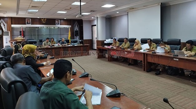 RAPAT DENGAR PENDAPAT: DPRD Berau menggelar RDP bersama Asisten I Setkab Berau guna membahas permasalahan tapal batas Berau dengan Kutai Timur pada awal tahun ini.