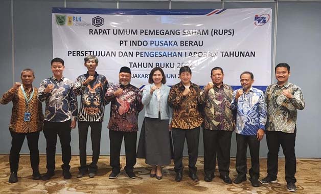 FOTO BERSAMA: Para pimpinan RUPS PT IPB berfoto bersama usai kegiatan yang dilaksanakan di Jakarta, Selasa (27/6).