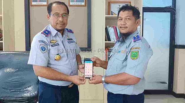 PERLIHATKAN APLIKASI: Kepala Dinas Perhubungan Berau Andi Marewangeng (kiri) bersama stafnya saat memperlihatkan aplikasi Si-Ikan Haruan belum lama ini.