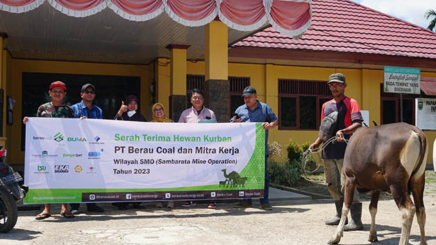 SERAH TERIMA: Manajemen PT Berau Coal diwakili Community Development PT Berau Coal, Hikmawaty (kerudung kuning), bersama mitra kerja saat menyerahkan dukungan hewan kurban di wilayah Sambarata Mine Operation.
