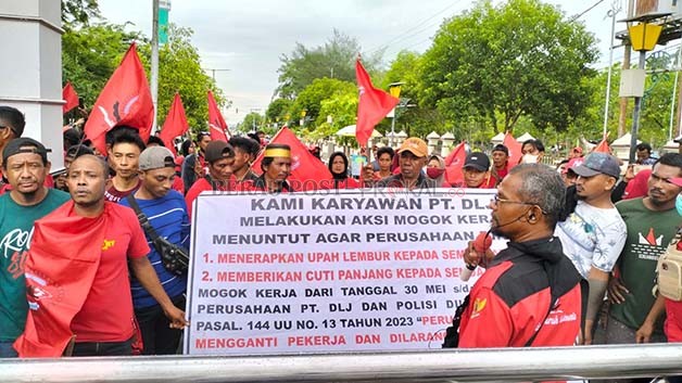 SAMPAIKAN ASPIRASI: Ratusan buruh yang tergabung dalam FBI, melakukan aksi demo untuk menyampaikan aspirasi terhadap rekan kerja mereka yang di-PHK.