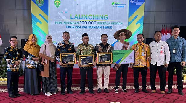 BUKTI KOMITMEN PERLINDUNGAN PEKERJA: Direktur Perumda Air Minum Batiwakkal, Saipul Rahman, menerima langsung Penghargaan Paritrana Awards dengan meraih Juara 1 kategori Perusahaan Pelayanan Publik, kemarin.