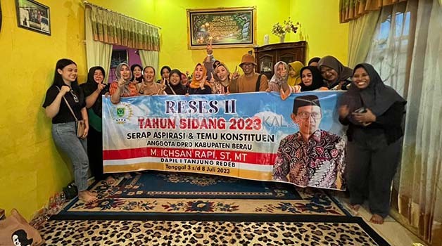 RESES: M. Ichsan Rapi saat bertemu dengan warga guna menyerap aspirasi mereka.