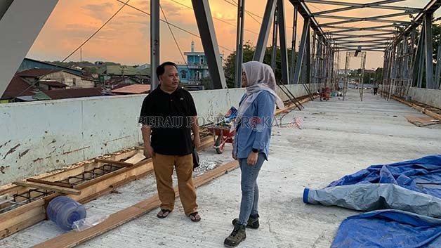TINJAU: Ketua DPRD Berau, Madri Pani, kembali meninjau pengerjaan Jembatan Sambaliung (10/7).