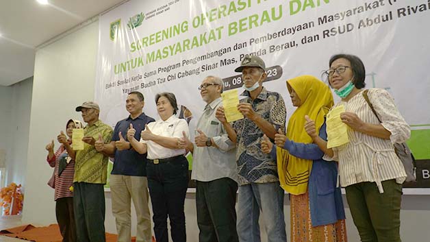 FOTO BERSAMA: Manajer Community Development PT Berau Coal, foto bersama Ketua Baksos Yayasan Budha Tzu Chi, Kabid Yankes Dinkes Berau serta pasien penerima operasi katarak gratis.