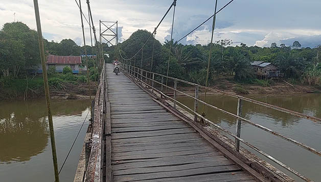 TERMAKAN USIA: Kondisi jembatan yang berada di Kampung Gunung Sari, Segah, mulai termakan usia dan butuh perbaikan.