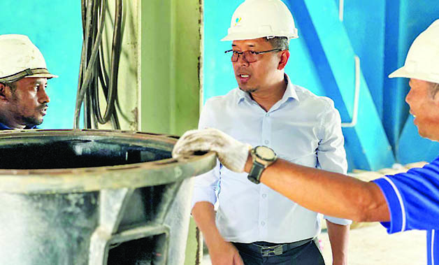 TURUN LANGSUNG: Direktur Perumda Batiwakkal Saipul Rahman saat memantau proses pembongkaran dan pembersihan pompa intake.