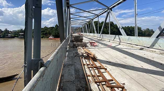 PENGECORAN: Proses pengecoran Jembatan Sambaliung telah menyelesaikan tiga bentang, hal ini memberikan harapan lebih besar sepeda motor akan bisa segera melintas, namun setelah dilakukan masa uji beton.
