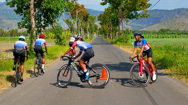 FOKUS BERLATIH: Atlet triathlon tengah melakukan latihan di Situbondo Jawa Timur kemarin.