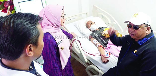 DIRESMIKAN: Bupati Berau Sri Juniarsih bersama Ketua DPRD Berau Madri Pani didampingi Direktur RSUD dr Abdul Rivai Jusram saat melihat layanan cuci darah yang sudah mulai melayani pasien.