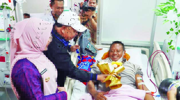 LAKUKAN PENGECEKAN: Ketua DPRD Berau Madri Pani bersama Bupati Berau Sri Juniarsih meninjau alat sekaligus pasien cuci darah di RSUD dr Abdul Rivai.