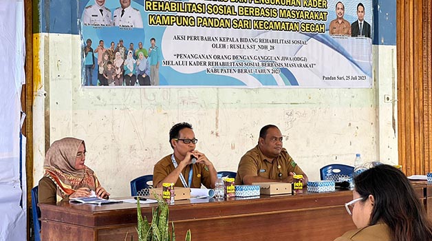 SOSIALISASI: Dinas Sosial Berau saat melakukan sosialisasi penanganan Orang dengan Gangguan Jiwa di Kampung Pandan Sari, Kecamatan Segah beberapa waktu lalu.