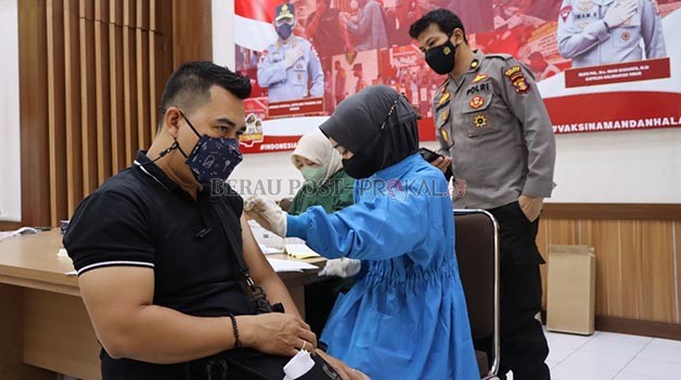 VAKSINASI: Kegiatan vaksinasi Covid-19 yang dilakukan Polres Berau untuk masyarakat beberapa waktu lalu.