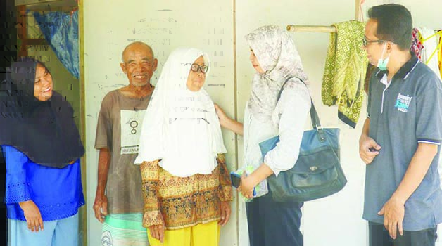 PASCA-OPERASI: Giyem (tengah), salah satu penerima operasi katarak gratis PT Berau Coal dan Yayasan Budha Tzu Chi.