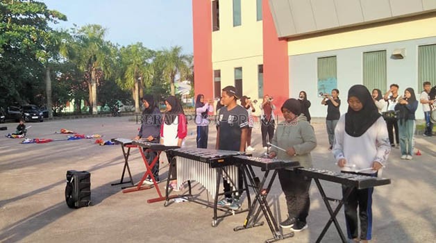 LATIH KEMAMPUAN: Para atlet dari Cabor Drum Band saat berlatih untuk mempersiapkan tampil di peringatan Hari Kemerdekaan Republik Indonesia 17 Agustus mendatang.