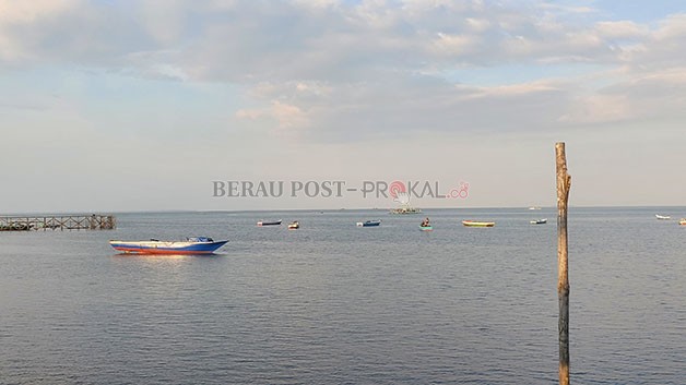 TAK BISA MELAUT: Efek angin Selatan yang melanda perairan Derawan membuat beberapa nelayan tak bisa pergi melaut.