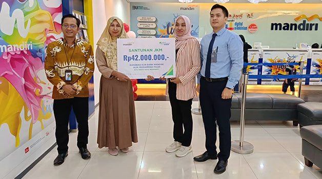 SERAH TERIMA: Kepala BPJS Ketenagakerjaan Sonny Alonsye bersama Fitriani Rezeki, Branch Manager Bank Mandiri Tanjung Redeb menyerahkan secara simbolis santunan JKM kepada Baiq Indrawati.