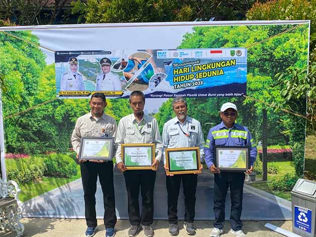 BUKTI KEPEDULIAN TERHADAP LINGKUNGAN: Perwakilan manajemen PT Berau Coal bersama mitra kerja PT PAMA dan PT BUMA, saat menerima penghargaan dari Bupati Berau Sri Juniarsih.