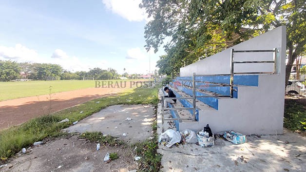 HARUS DIRAWAT: Kondisi sekitaran tribun di Lapangan Batiwakkal yang banyak dipenuhi sampah berserakan.