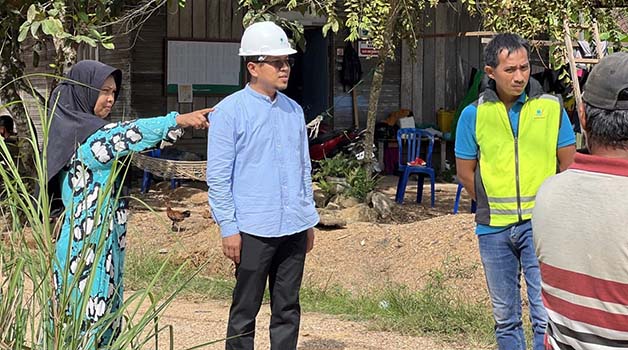 TURUN KE LAPANGAN: Direktur Perumda Batiwakkal Saipul Rahman saat turun ke tengah masyarakat untuk mengatasi masalah pendistribusian air.