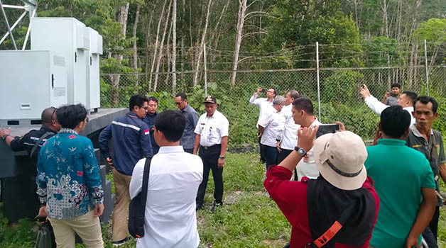 TINJAU: Tim Kementerian Koordinator Politik, Hukum dan Keamanan (Kemenkopolhukam) RI didampingi Diskominfo Berau dan Camat Kelay, Toris, menyambangi Kampung Lesan Dayak untuk melihat kondisi tower jaringan yang tak berfungsi.