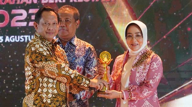 BERUNTUN: Bupati Berau Sri Juniarsih, menerima penghargaan Upakarya Wanua Nugraha untuk kedua kalinya sejak 2022, yang diserahkan Mendagri, Tito Karnavian.