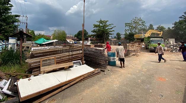 MULAI DIBONGKAR: Eks Kantor Disdukcapil Berau di Jalan Mangga II sudah mulai dibongkar untuk pembangunan Puskesmas Bugis.