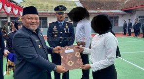 SIMBOLIS: Wakil Bupati Berau Gamalis saat memberikan secara simbolis kepada perwakilan WBP yang menerima remisi di Hari Kemerdekaan, kemarin.