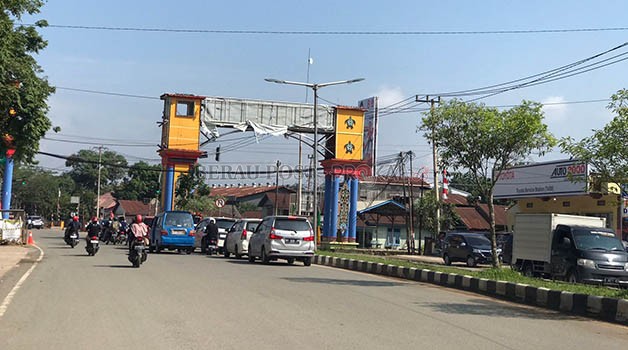 DIPERCANTIK: Gapura selamat datang yang terletak di simpang Jalan Gatot Subroto-Jalan Marsma Iswahyudi akan dipercantik dengan anggaran pembangunan tahap pertama senilai Rp 2,5 miliar.