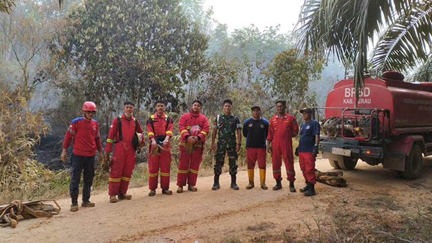 KOLABORASI: Tim Emergency Response Group (ERG) PT Berau Coal ikut serta membantu pemerintah dalam pengendalian karhutla bersama BPDB Berau.