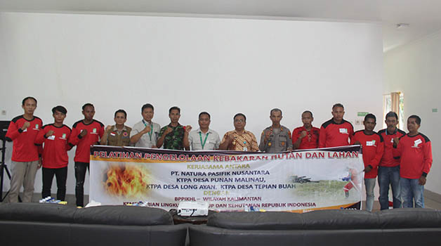FOTO BERSAMA: Usai melaksanakan kegiatan pelatihan pengendalian kebakaran hutan dan lahan (Dalkarhutla), para peserta melakukan foto bersama.