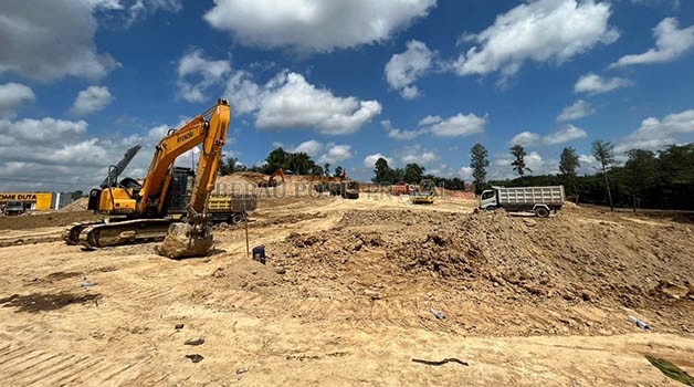MULAI ADA PENGERJAAN : Aktivitas alat berat dan truk di lokasi pembangunan rumah sakit, Jalan Sultan Agung, Tanjung Redeb, kemarin.