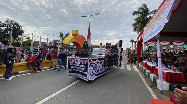 MERIAH: Puluhan mobil pawai dengan berbagai macam hiasan tampil memukau dalam pelaksanaan pawai pembangunan di Kabupaten Berau, salah satunya adalah yang ditampilkan oleh Dinas Kebudayaan dan Pariwisata Berau.