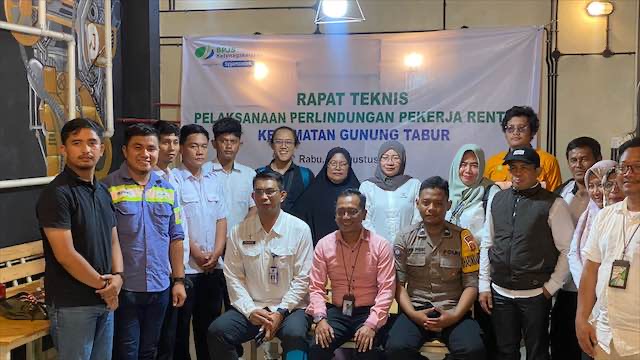 DISALURKAN: Santunan kematian dari Jaminan Sosial Ketenagakerjaan diserahkan kepada ahli waris, Rabu (30/8).