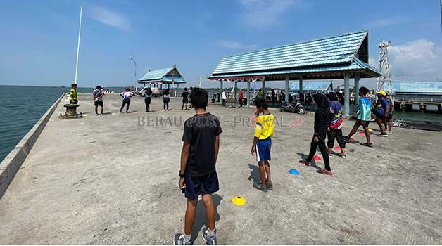 MELAKSANAKAN LATIHAN: Para atlet dari Cabor Layar saat melakukan latihan di Tanjung Batu, Kecamatan Pulau Derawan beberapa waktu lalu.