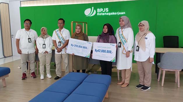 BERI MANFAAT: BPJS Ketenagakerjaan secara simbolis menyerahkan santunan Jaminan Kematian (JKM) kepada dua orang ahli waris.