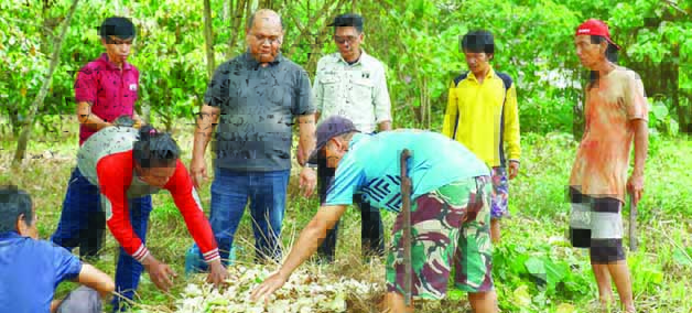 PRAKTIK LANGSUNG: Akademisi Stiper Berau Charlie Niviary Panjaitan bersama Environ-ment PT Berau Coal Budi Hermawan saat mendampingi peserta pelatihan membuat pupuk kompos di Kampung Labanan Makarti, Rabu (6/9).