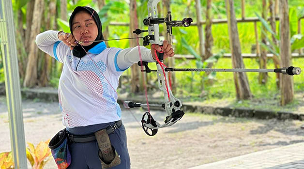 GENCAR LATIHAN: Indri Purwanti salah satu atlet panahan yang akan mengikuti seleksi kedua Pra Pekan Olahraga Nasional (Pra PON) dalam waktu dekat ini.