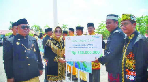 DISALURKAN: BPJS Ketenagakerjaan menyalurkan santunan bagi 8 ahli waris anggota Korpri Berau pada Jumat (15/9) lalu.